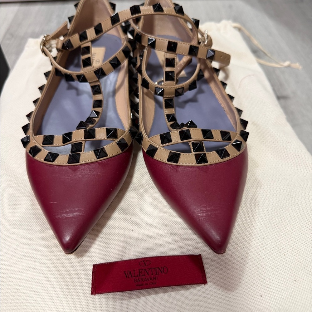 Valentino Garavani Burgundy Pointed Rockstud T-Strap Flats with Beige Trim